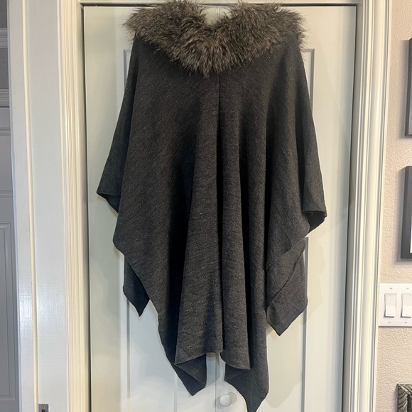 EUC Echo Dark Heather Gray Faux Fur Open Front Cape - Picture 3 of 6